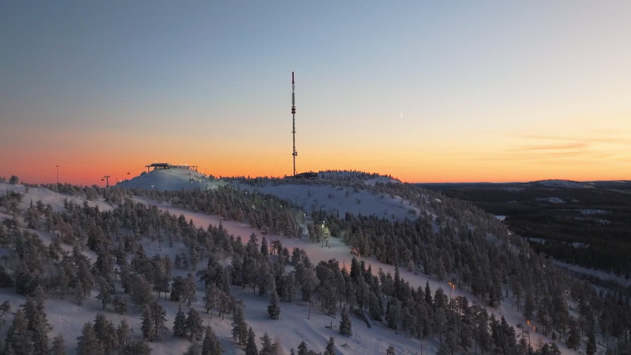 Kinematografické záběry z dronu ve 4K lyžařského střediska Ruka, Finsko během zlaté hodiny při zimním slunovratu_06