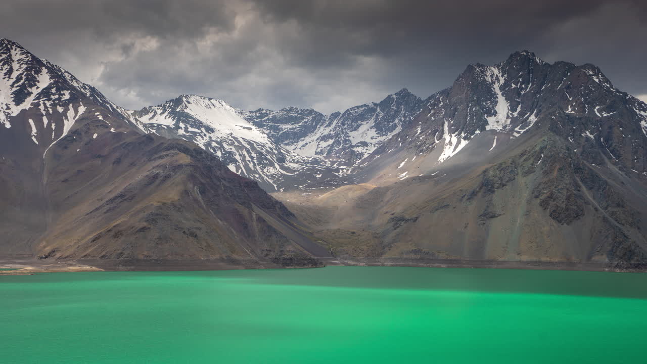Timelapse Yeso-padosta ja turkoosista vesialtaasta, Chile. Liikkuvat pilvet Andien huippujen yläpuolella