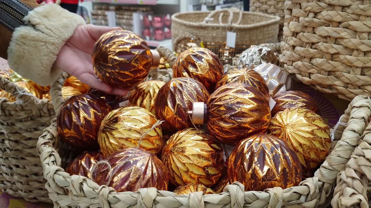 크리스마스 트리 장식을 위해 매장에서 선택하고 쇼핑하세요.