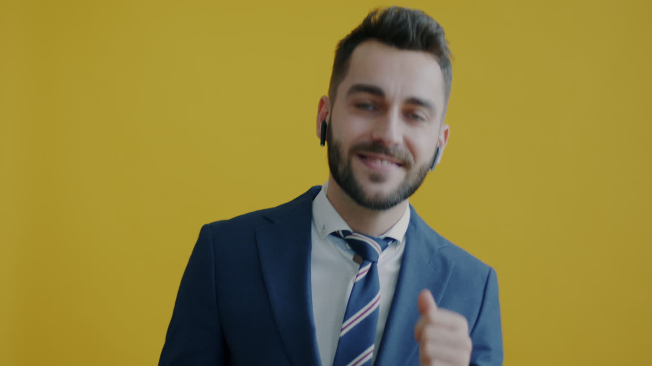 un hombre de negocios feliz bailando.