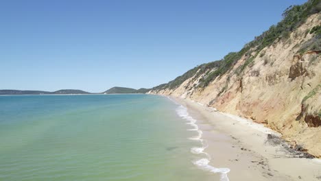 Océano-Turquesa-Y-Orilla-De-Arena-Blanca-De-La-Playa-Del-Arco-Iris,-Queensland,-Australia---Toma-Aérea-De-Drones