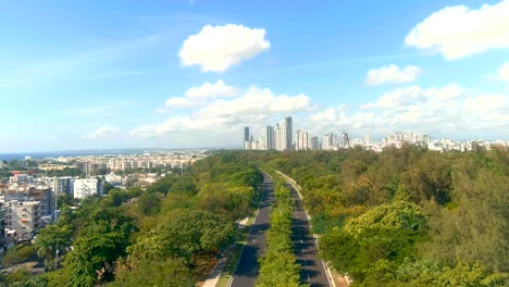 Schöne-Luftaufnahme-Des-Mirador-Sur-Parks,-Sonniger-Tag