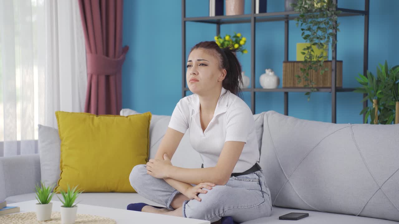 우울한 불행한 젊은 여성.