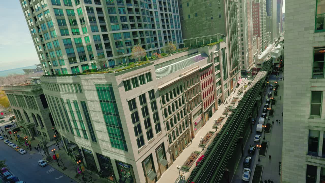 건물 꼭대기에서 보행길과 메트라 레일을 바라보는 정적 광각