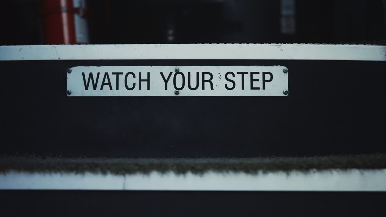 ver su anuncio de autobús escolar paso signo de atención de los niños de seguridad.