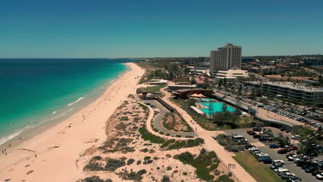 Panorámica-Aérea-De-La-Playa-De-Scarborough-Y-La-Zona-De-Ocio-De-La-Costa,-Australia