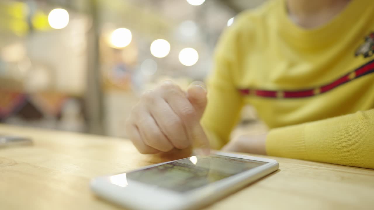 사무실 관리 의 책상 에 앉아 있는 아시아인 사업가