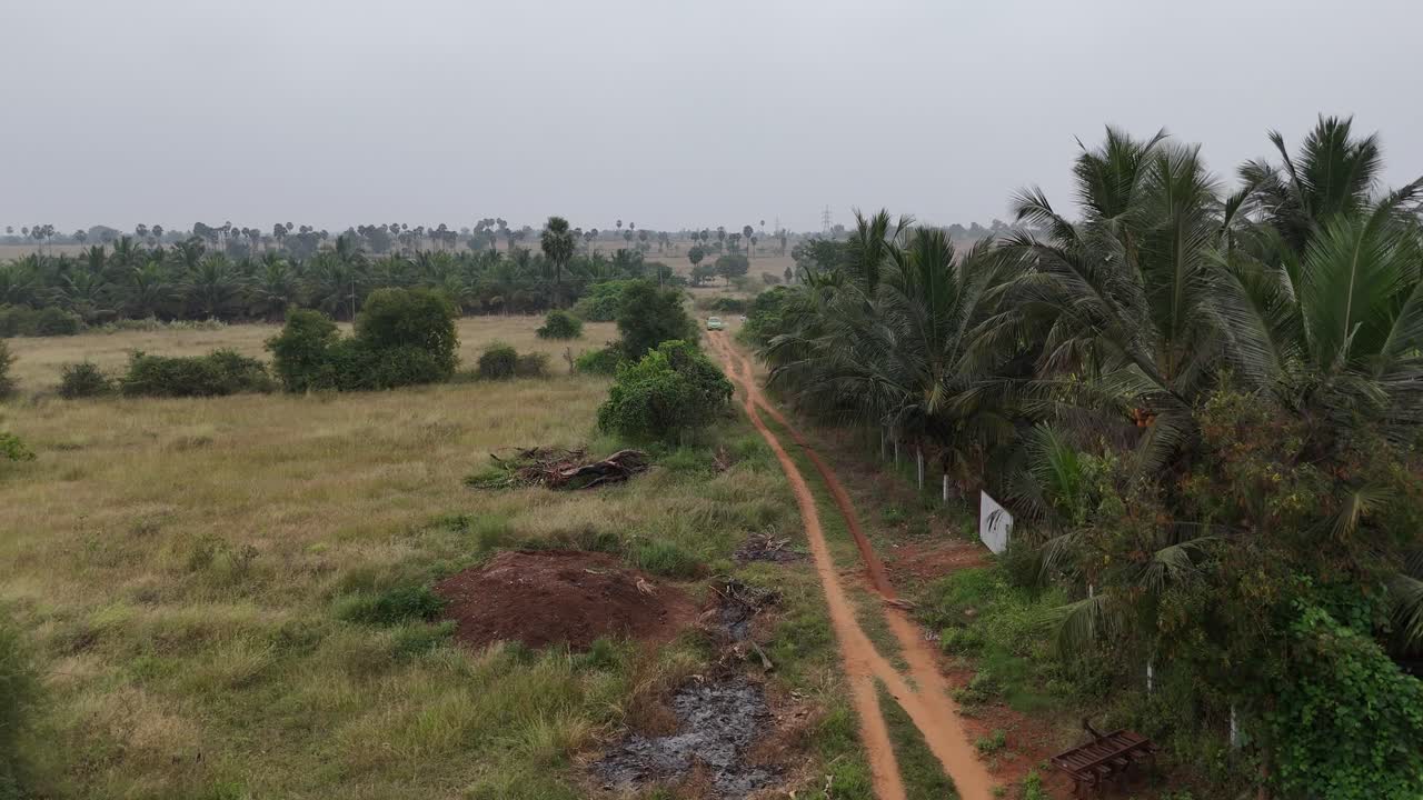Auto che attraversa piccoli villaggi che punteggiano la panoramica autostrada Coimbatore-Ooty