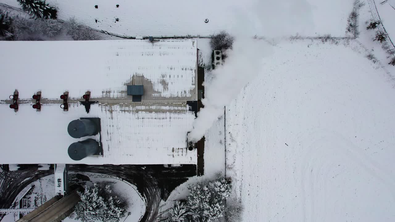 vista aérea de pájaro de una central térmica de carbón que produce electricidad