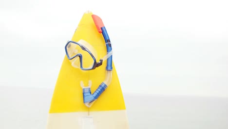 vista del equipo de snorkel y la tabla de surf