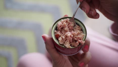 Women-holding-a-canned-tuna