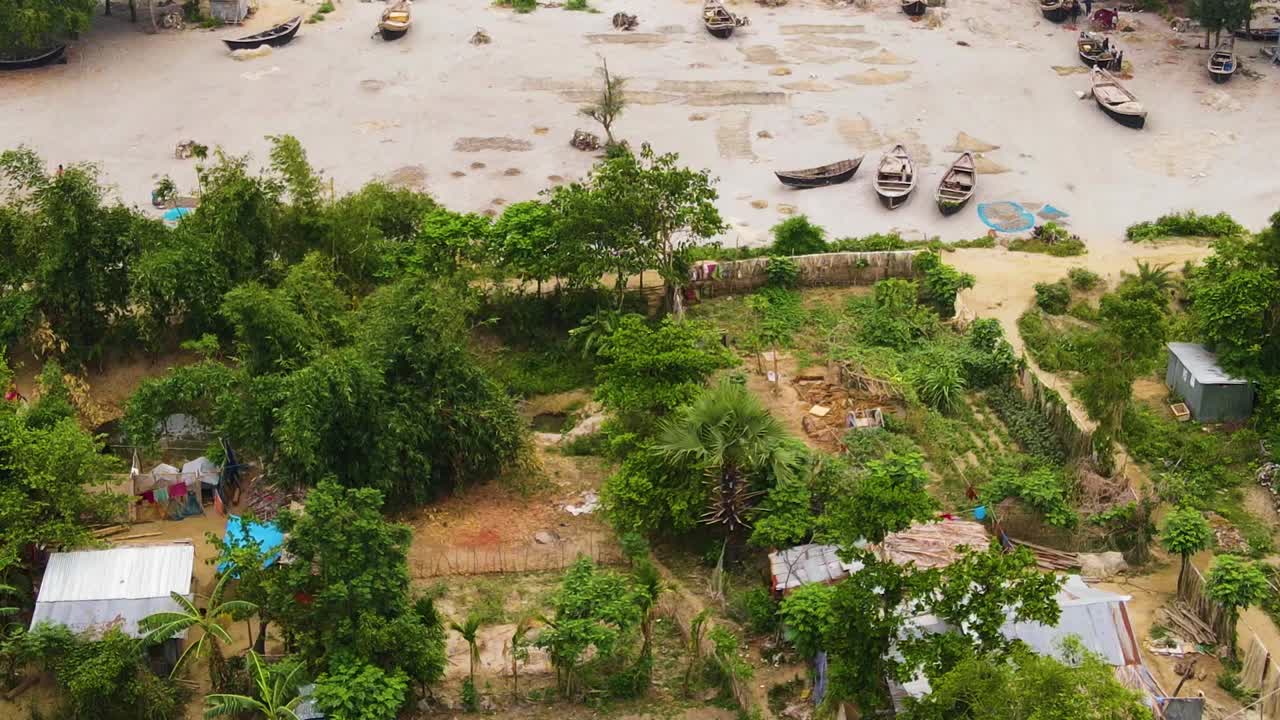revelación aérea, playa de arena blanca con vegetación