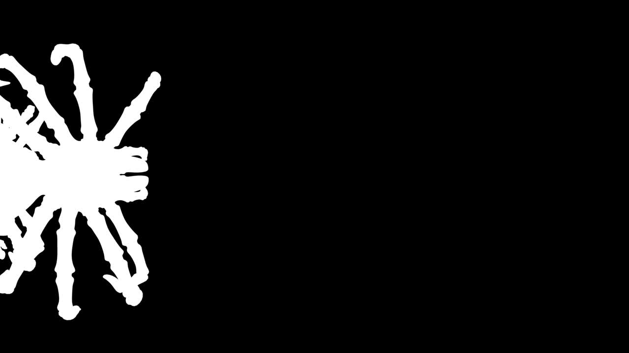 grandes arañas de grupo arrastrándose en el fondo verde chromakey. arañas de halloween temáticas para la transición de video o superposición en editar. video de stock