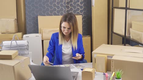 una mujer de negocios afortunada haciendo dinero.