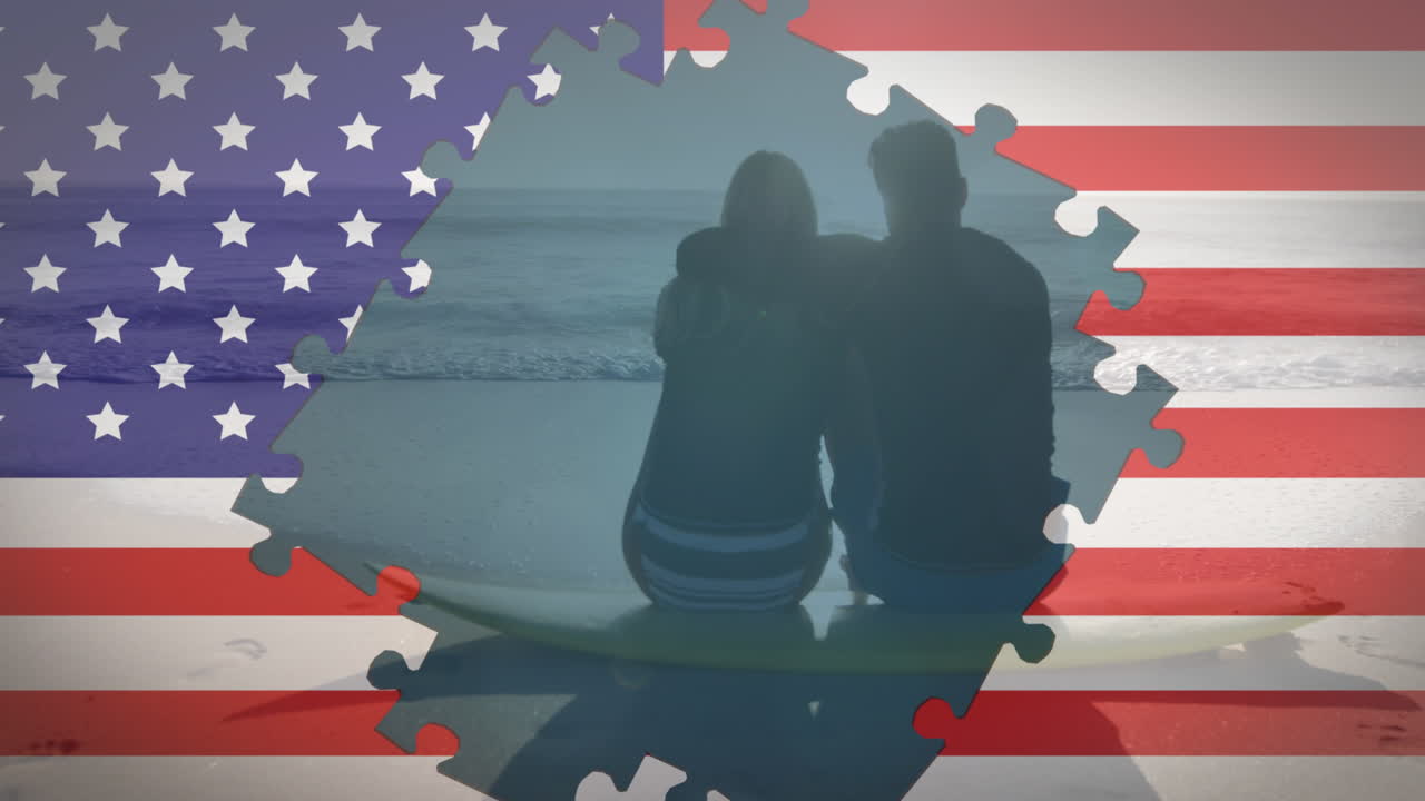 rompecabezas sobre la bandera estadounidense contra la vista trasera de la pareja sentada en la playa