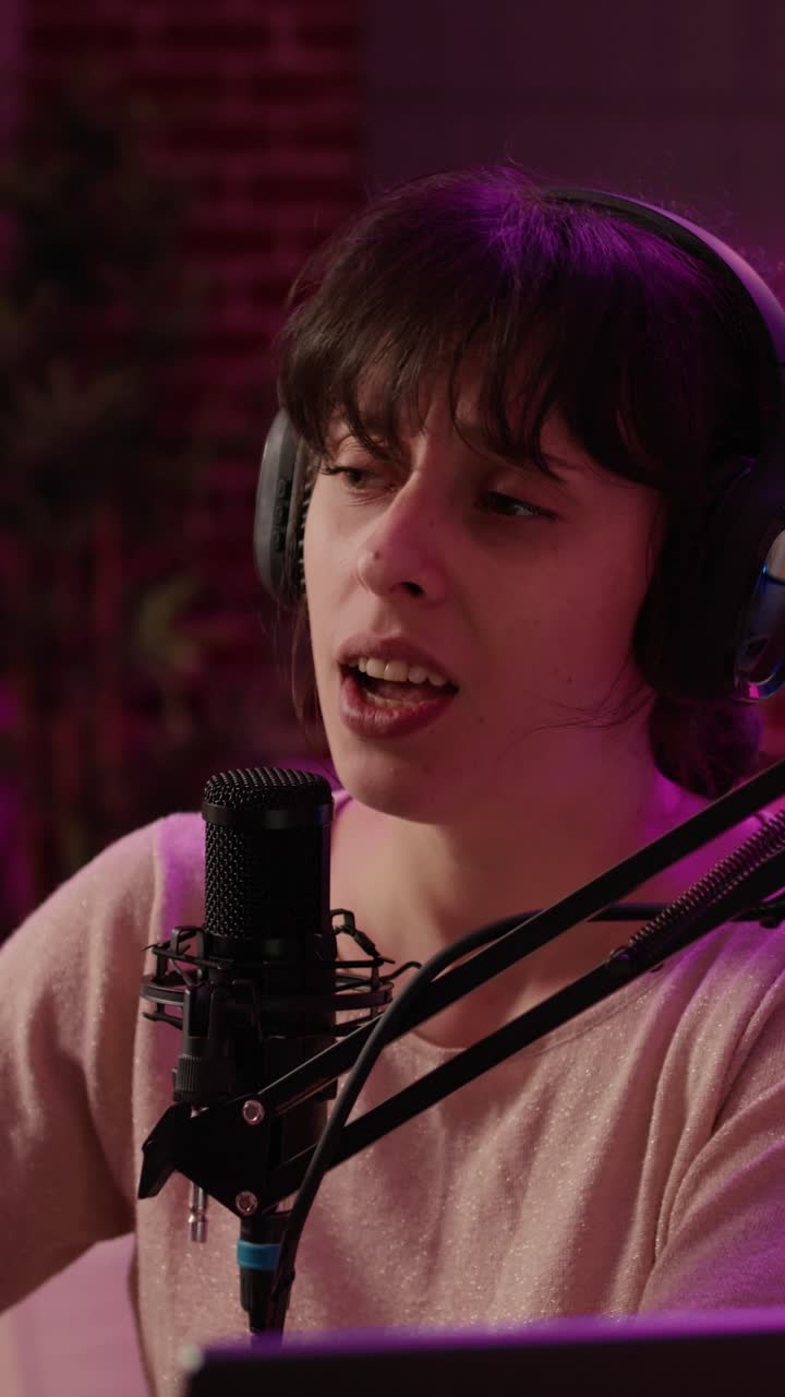 Giovane donna che registra un podcast