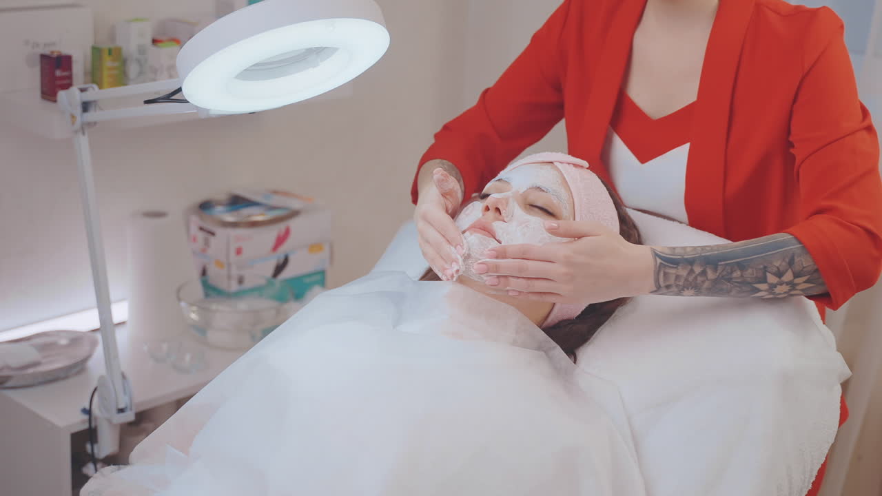 Güzellik Salonunda Yüz Bakımı Yaptıran Kadın