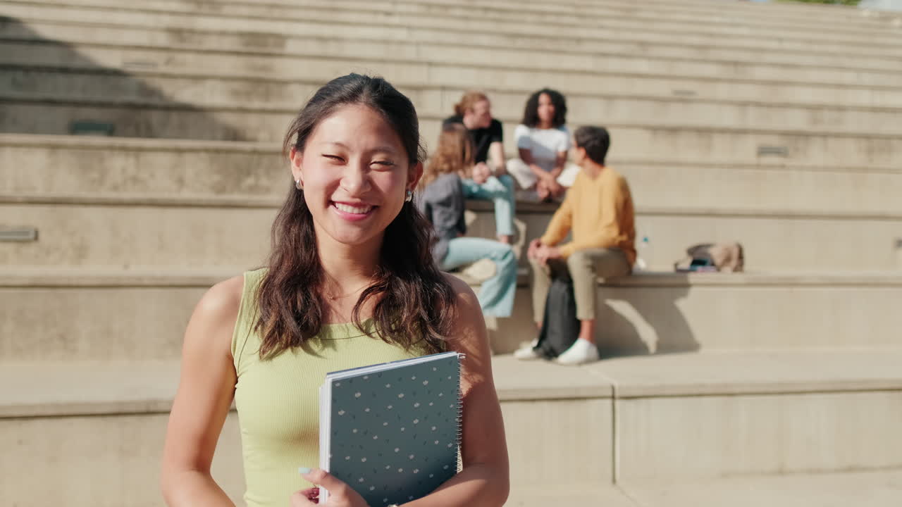 Ragazza asiatica con articoli da studio, ragazza carina a scuola o all'università, graziosa ragazza