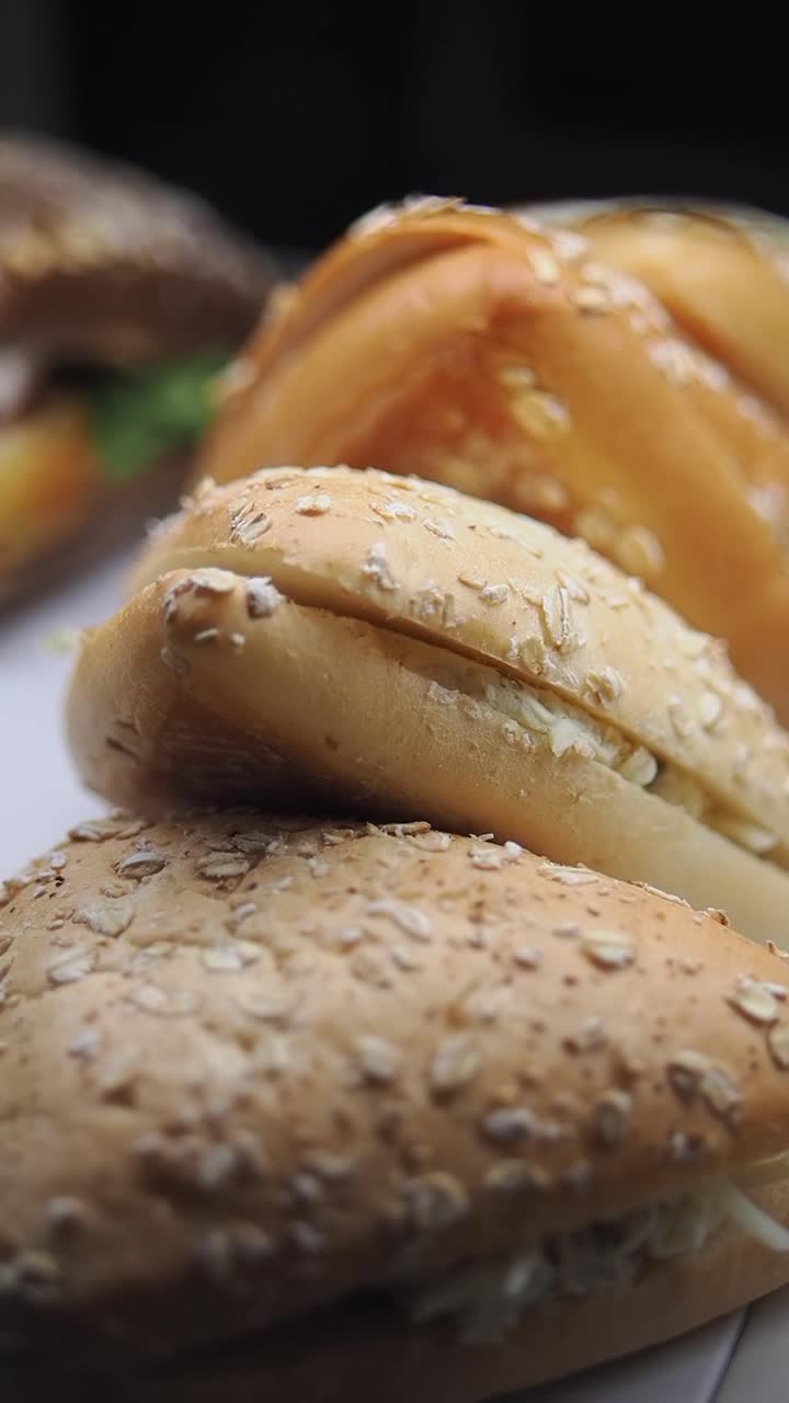 Primo piano di panini appena sfornati con copertura di avena