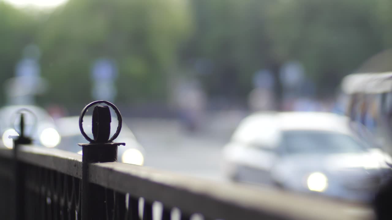 흐릿한 교통과 함께 도시 거리 울타리