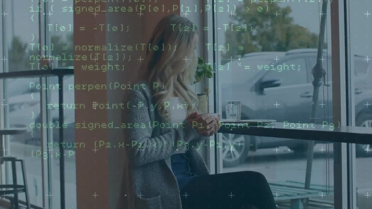 анимация компьютерного языка над белой женщиной, смотрящей видео на смартфоне в кафе