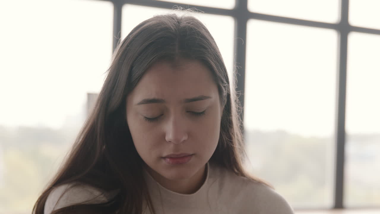 donna infelice che guarda l'obbiettivo con espressione triste