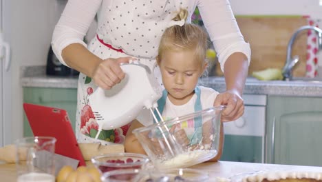 Kleines-Mädchen-Beobachtet-Ihre-Mutter-Beim-Sahneschlagen