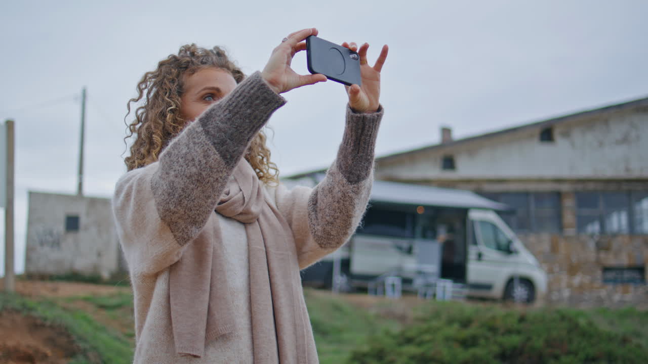 mujer de vacaciones tomando fotos de la naturaleza de otoño en el teléfono inteligente de cerca. señora feliz