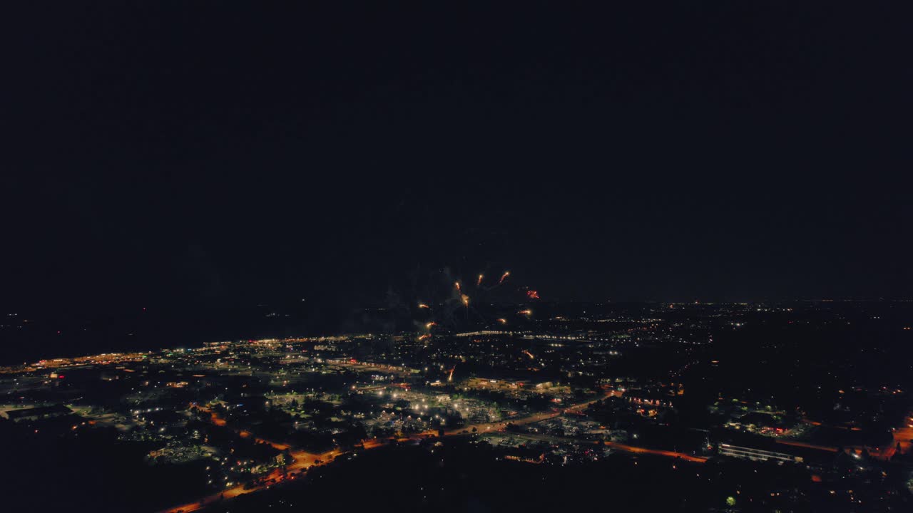 antena delantera de espectaculares fuegos artificiales el 4 de julio en vernon hills illinois, ee.uu. - century park - con una gradación de color de ambiente retro-vintage