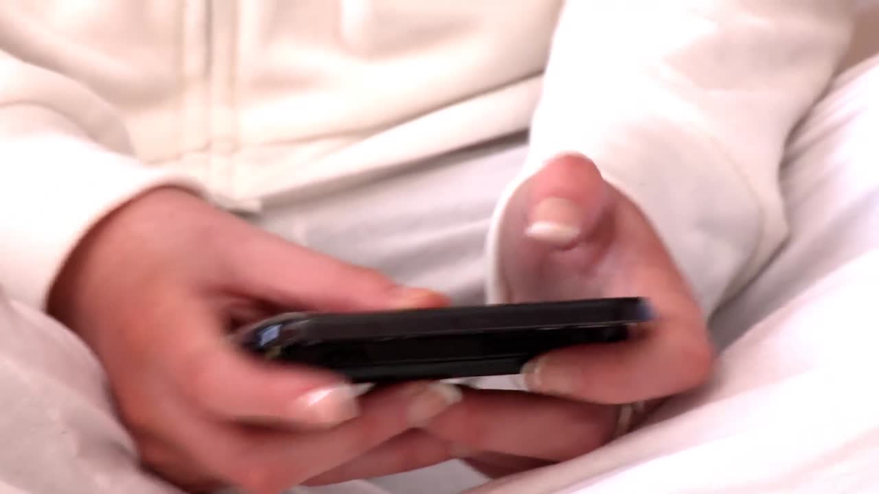 문자 메시지를 보내는 손을 확대합니다.