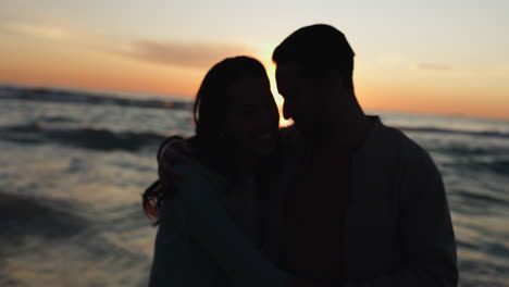 Strandsonnenuntergang,-Kuss-Und-Entspannende-Paarsilhouette