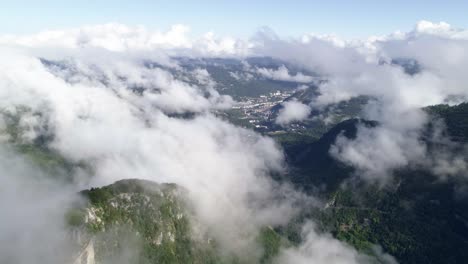 vuelo aéreo sobre nubes místicas y monts jura en el departamento de jura, francia