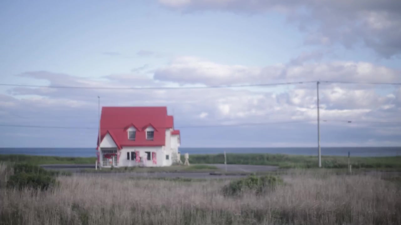 Naturskønne kystnære togruter, der passerer huse ved vandet i Hokkaido, Japan. POV-optagelse.