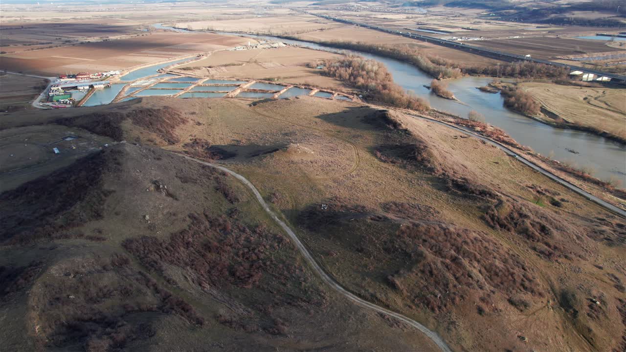 съемка с воздуха, покадровая съемка рельефа румынского ландшафта зимой