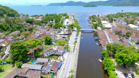 Paraty,-Rio-De-Janeiro,-Rj,-Brasilien,-Fluss,-Einreise,-Drohnenaufnahmen-Und-Bergbrasilianische-Kultur,-Schöne-Szene,-Fluss-Und-Meer,-Natur