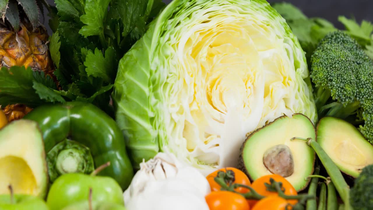 초록색과 오렌지색 채소와 함께 신선한 유기농 채식주의 음식의 비디오