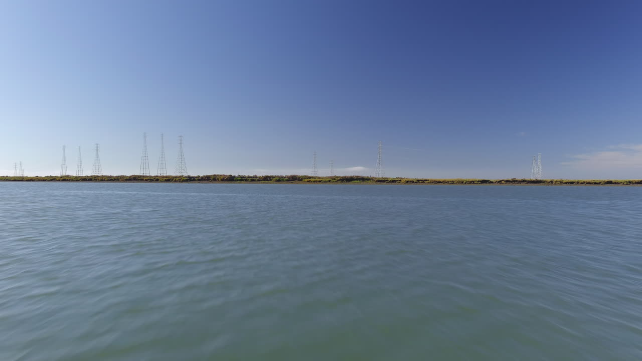 antena baja sobre el agua acercándose a las líneas eléctricas