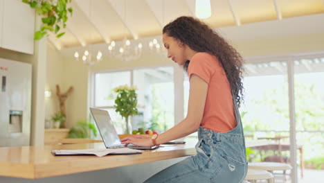 Trabajo-Remoto,-Mujer-En-El-Mostrador-De-La-Cocina-Con-Computadora-Portátil