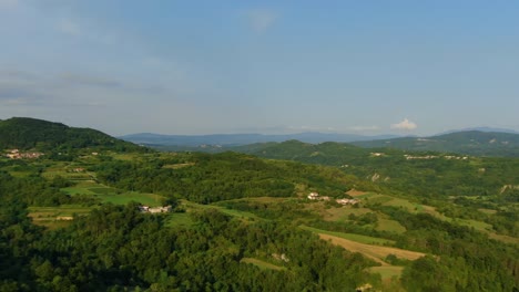 Granja-De-Huerta-Y-Represa-Del-Embalse-De-Agua-Del-Lago-Butoniga-En-Croacia-Movimiento-Pan-Derecho,-Disparo-De-Revelación-De-Drones-Aéreos