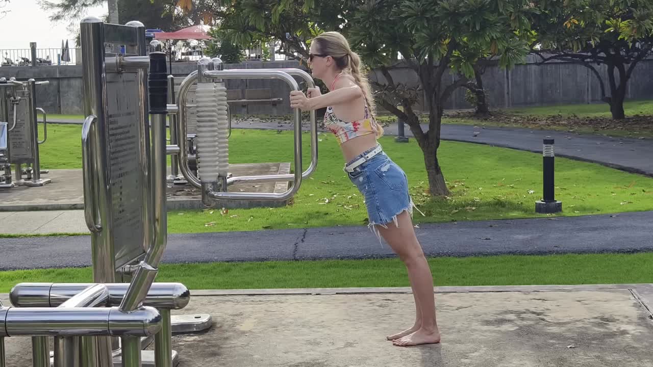 야외 운동 을 하는 여자