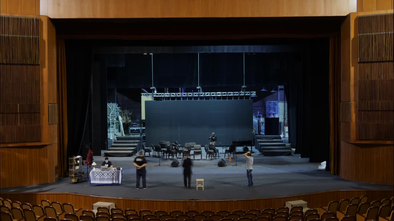 escenario vacío de un auditorio durante la preparación