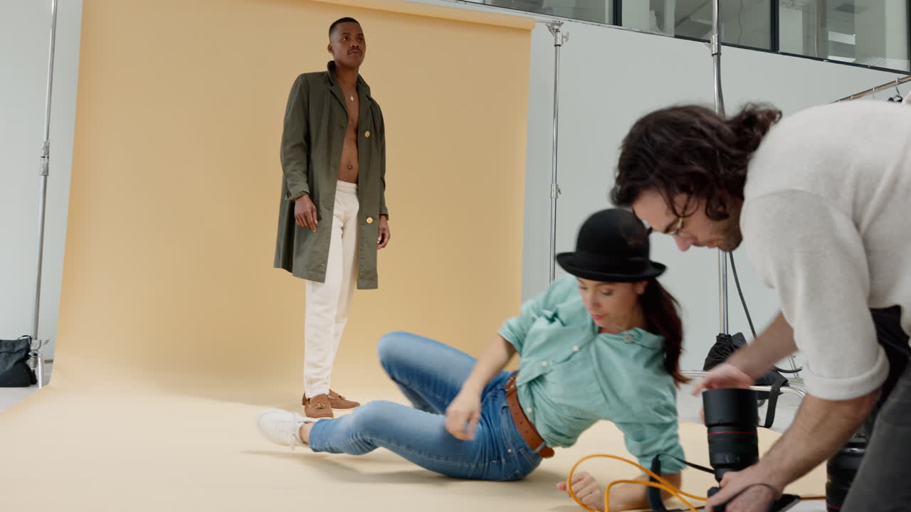 패션, 크리에이티브 및 사진 여자 바닥에