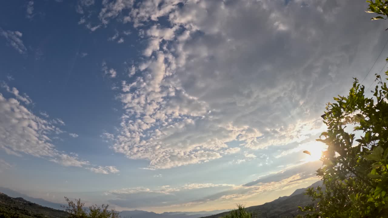 Time lapse al tramonto di nuvole in movimento su colline verdi e alberi nel paesaggio di Corfù