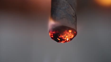 tostando el pie de un cigarro al frente