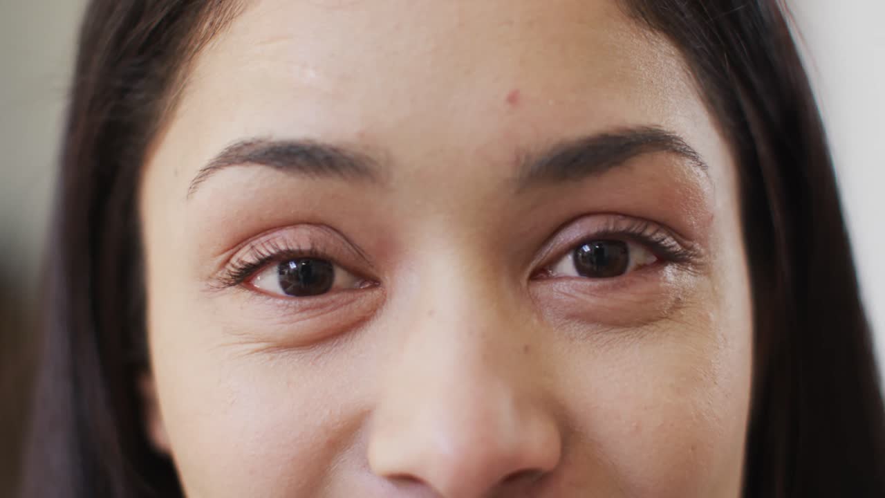 두 인종의 여성 눈의 근접 초상화.