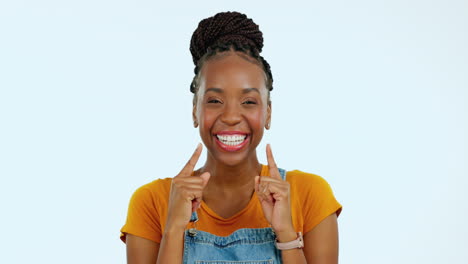 Feliz,-Punto-Y-Rostro-De-Mujer-Negra-Con-Sonrisa