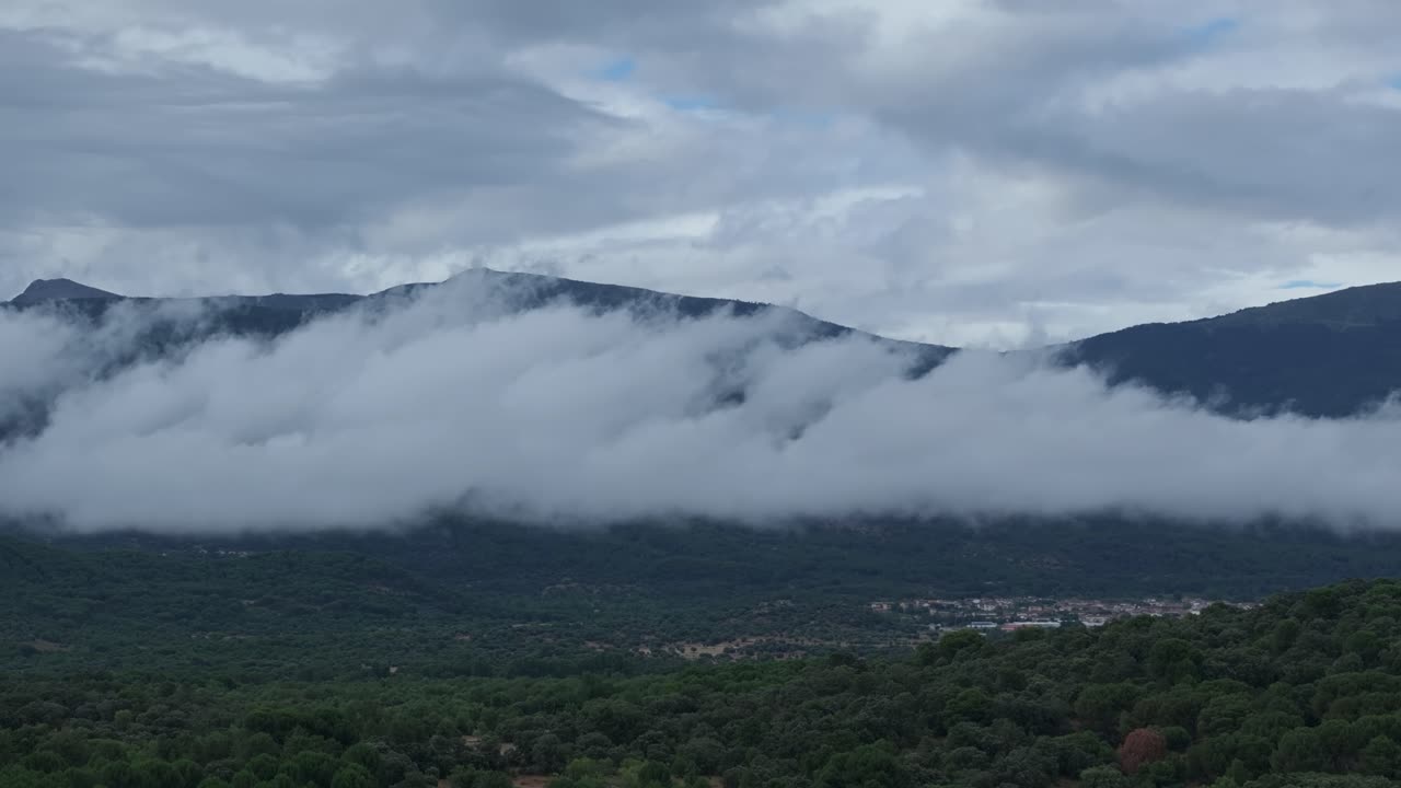 구름이 가득한 산악 풍경