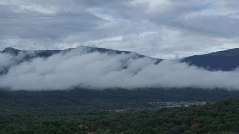 paisaje montañoso con nubes
