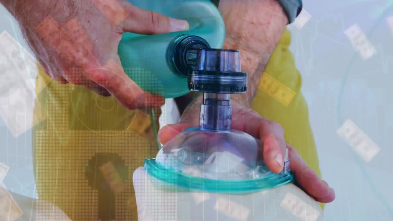 인형에 산소 마스크를 사용하는 백인 남성 구급대원에 대한 데이터 처리의 애니메이션