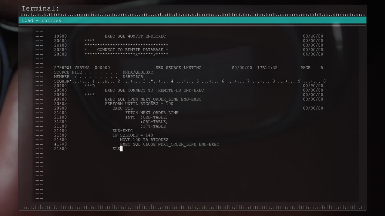 animacja przetwarzania danych na ekranie komputera nad bliskim obrazem twarzy człowieka w okularach